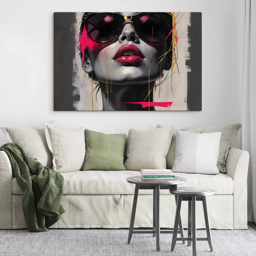 murales Retrato abstracto de una mujer joven con gafas de sol con labios rosados y formas abstractas y salpicaduras de color rosa s40558