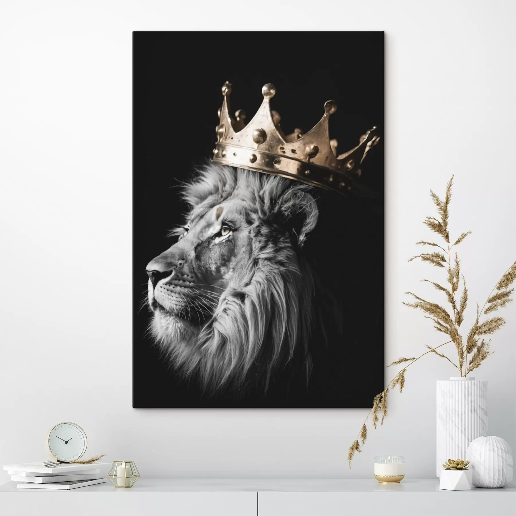 murales León con corona sobre fondo oscuro s42096
