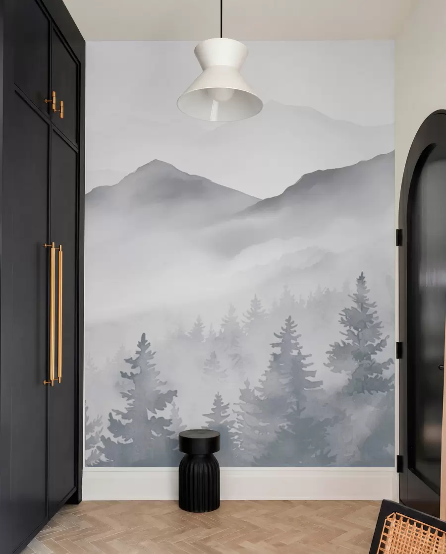 peintures murales Paysage de montagne serein avec des forêts brumeuses dans des tons gris et bleus doux w08680
