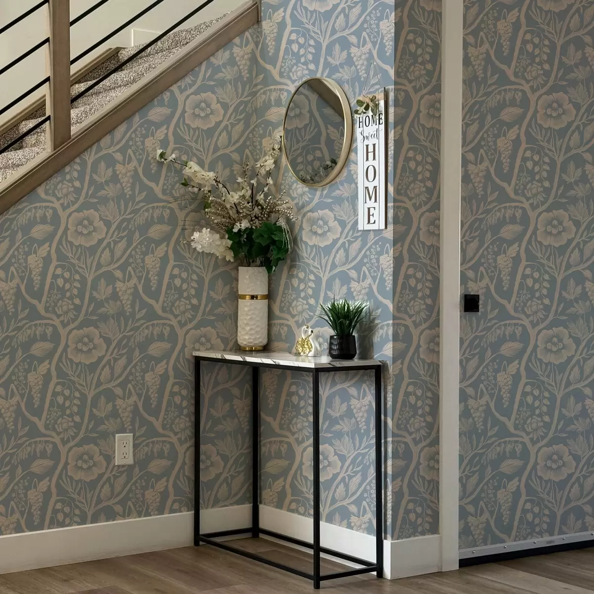 Papel pintado Flores blancas, tallos y uvas sobre fondo azul a00044