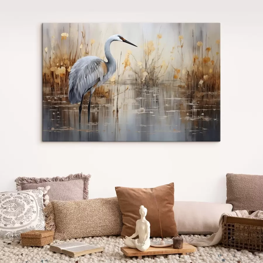 murales Una garza real de pie en un estanque , rodeada de plantas altas y delgadas, el fondo es una suave mezcla de beige y blanco s43398