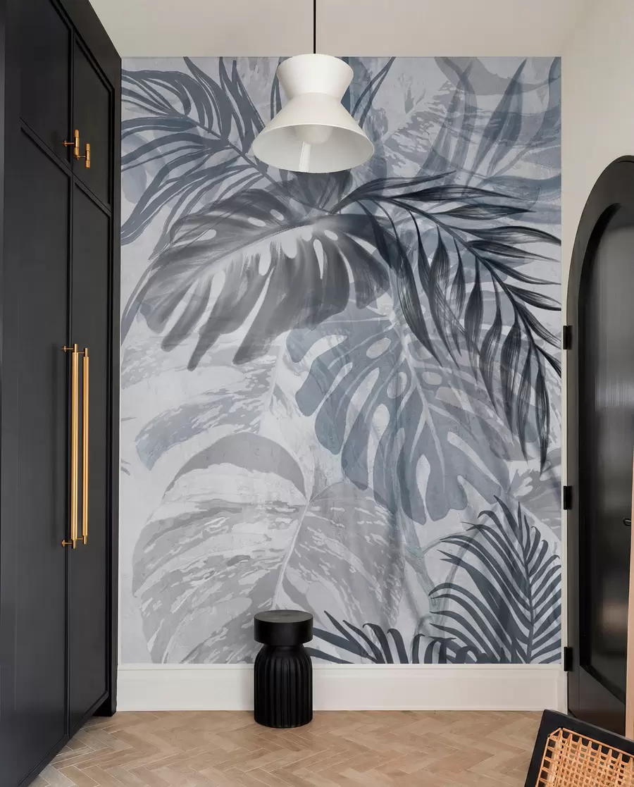 peintures murales Monstera et feuilles de palmier dans les tons de bleu et de gris, botanique, feuillage tropical, plantes de la jungle, fond texturé w09011v1