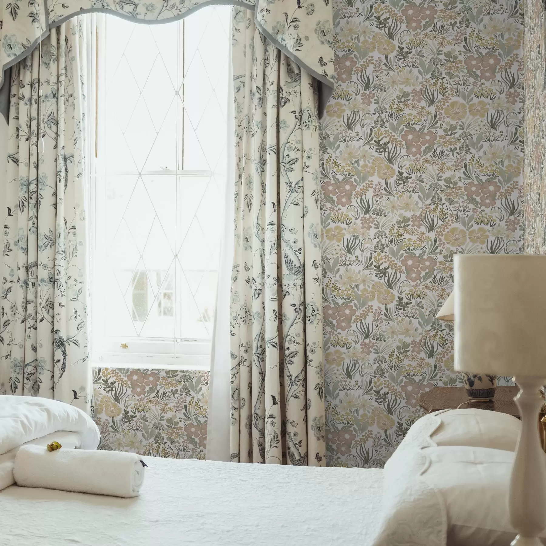 Wall Mural Photo Wallpaper Watercolour wildflowers on a cream background a00154