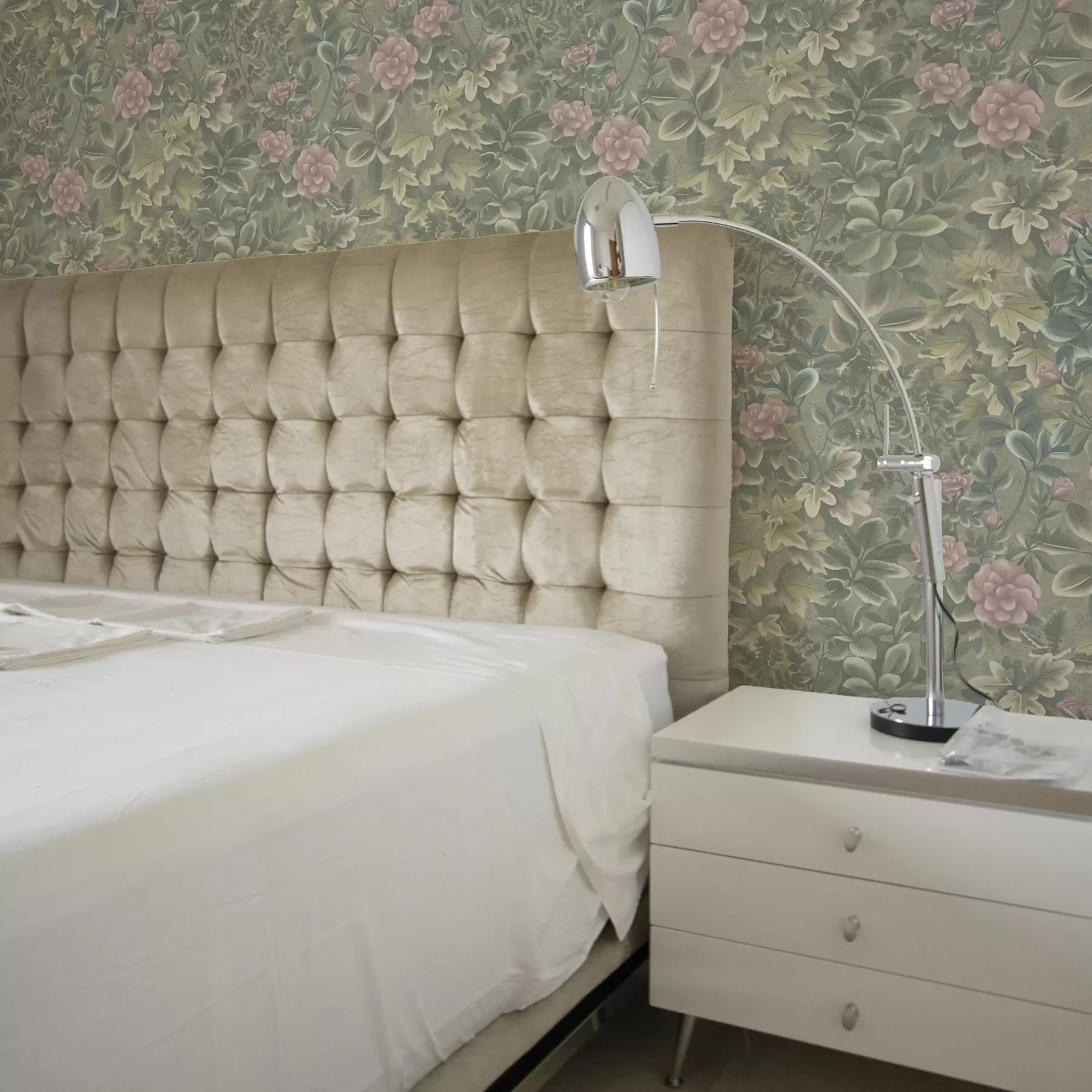 murales Flores y hojas rosas sobre fondo verde pastel a00306