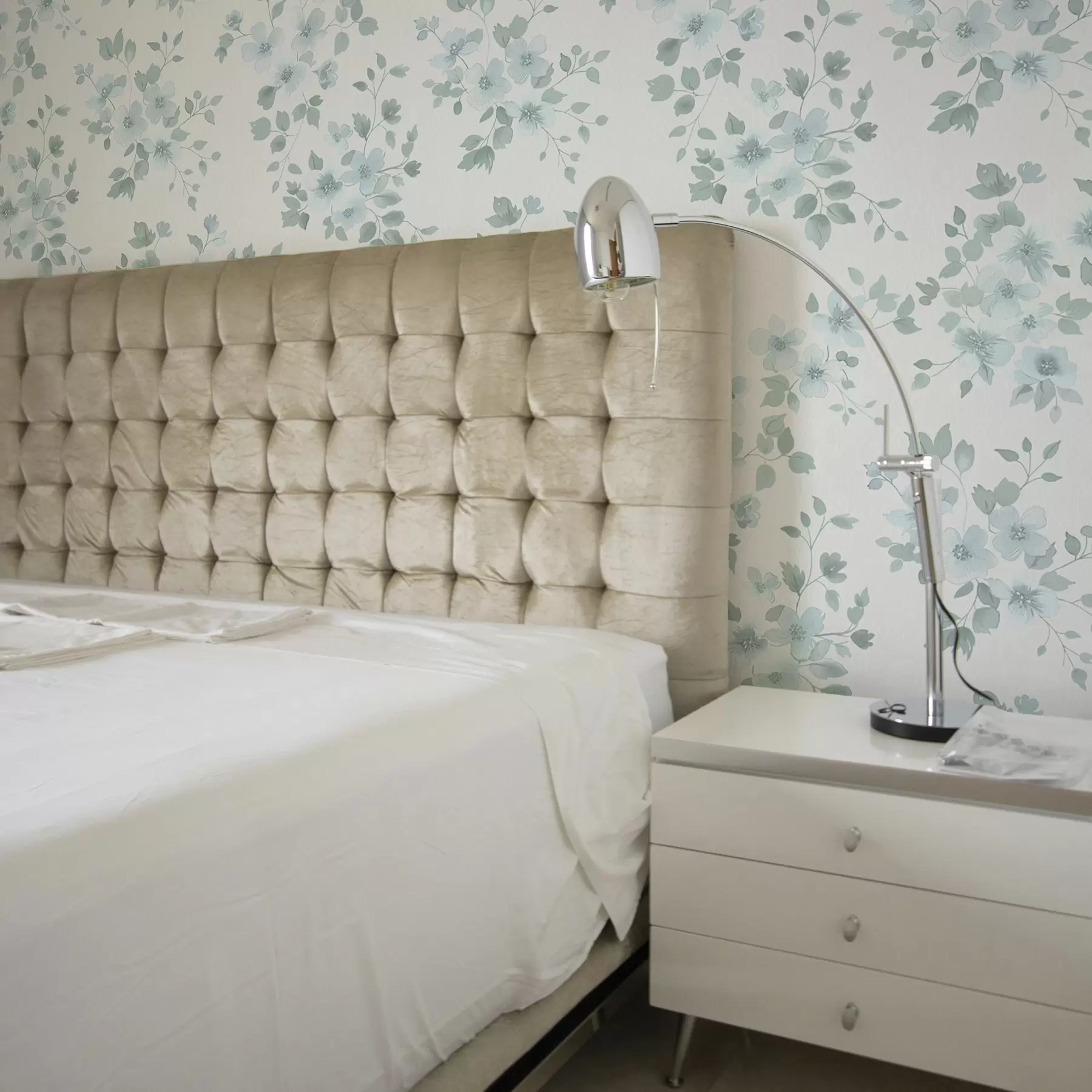 peintures murales Fleurs bleu pâle sur fond blanc, style aquarelle a00364