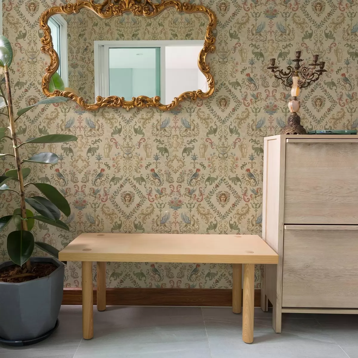 Papier peint Ornement vintage avec griffons, fleurs et personnages a00402