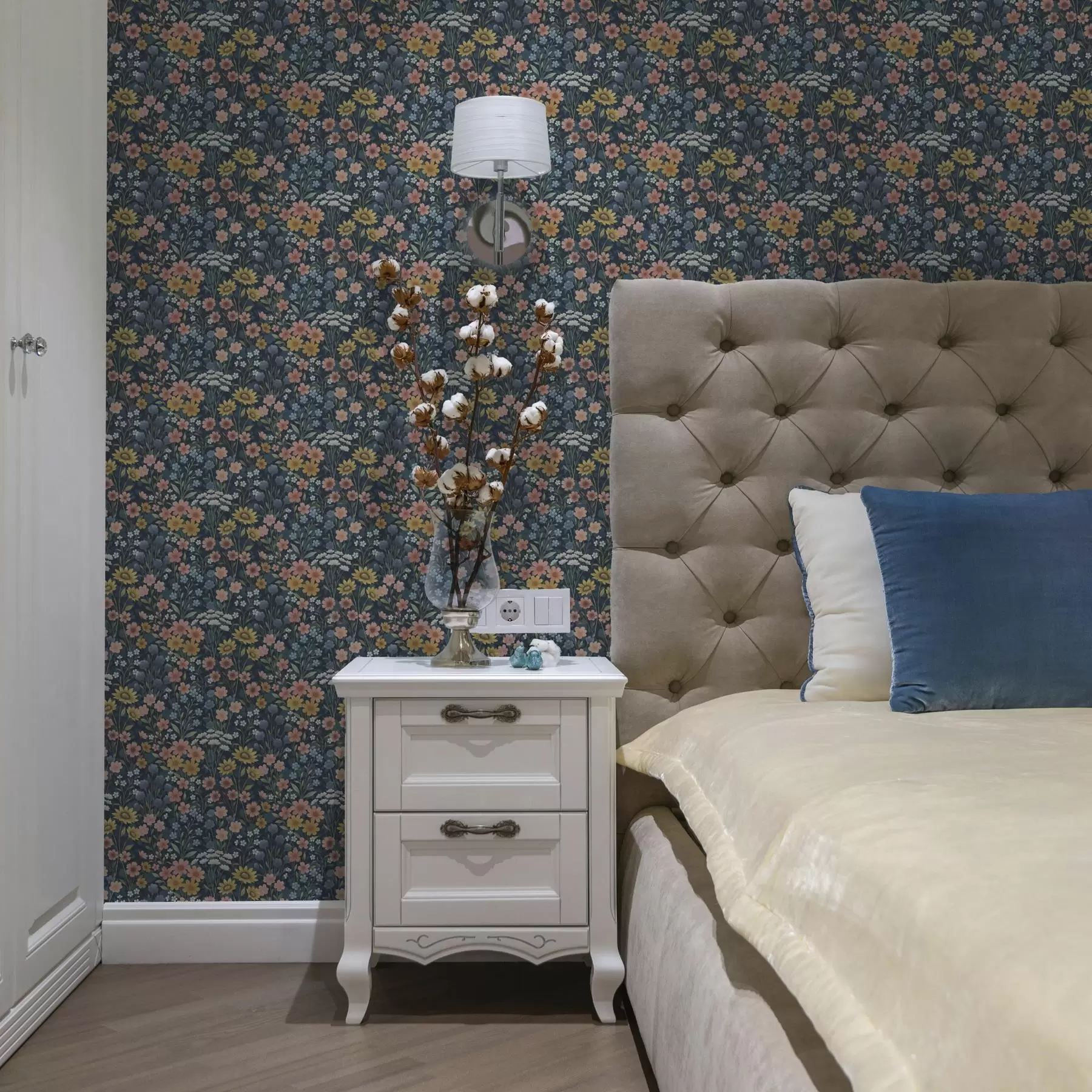 peintures murales Fleurs de prairie colorées en aquarelle sur fond bleu marine a00381