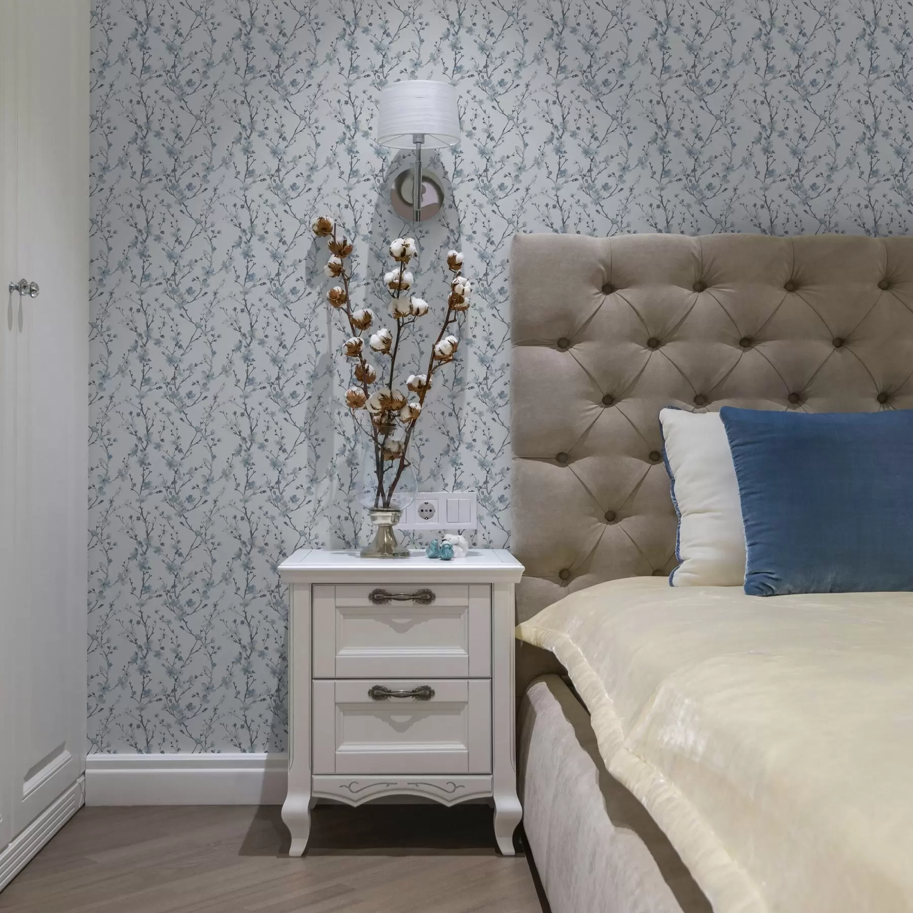 murales Cerezos en flor azules sobre fondo blanco con suave contraste a00399