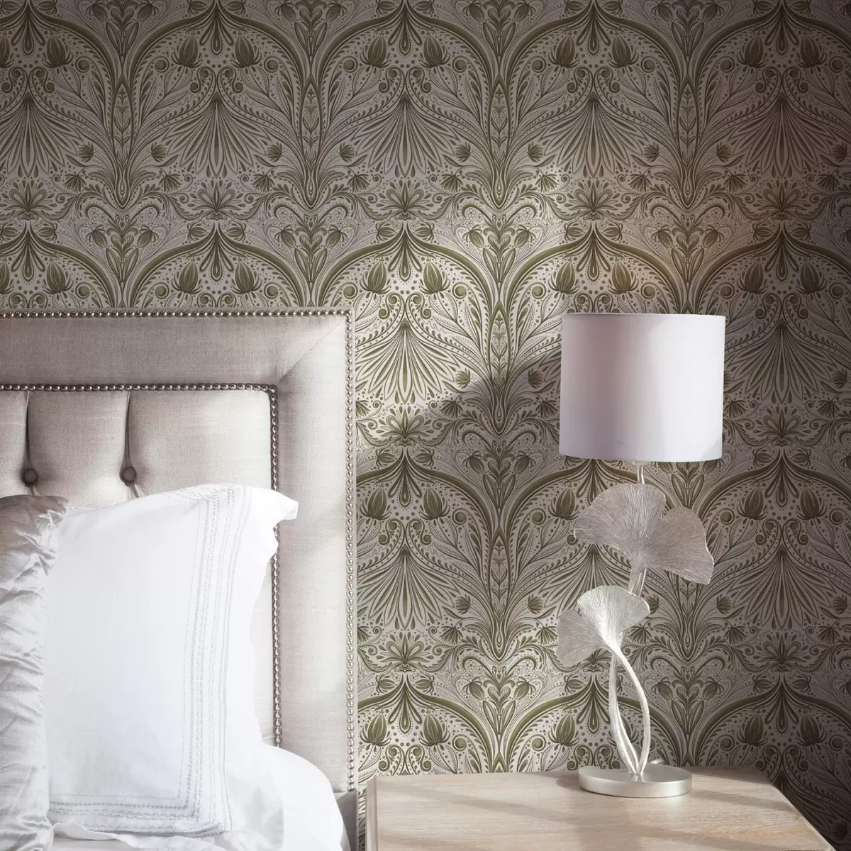 Wallpaper Symmetrical baroque pattern with floral motifs a00436