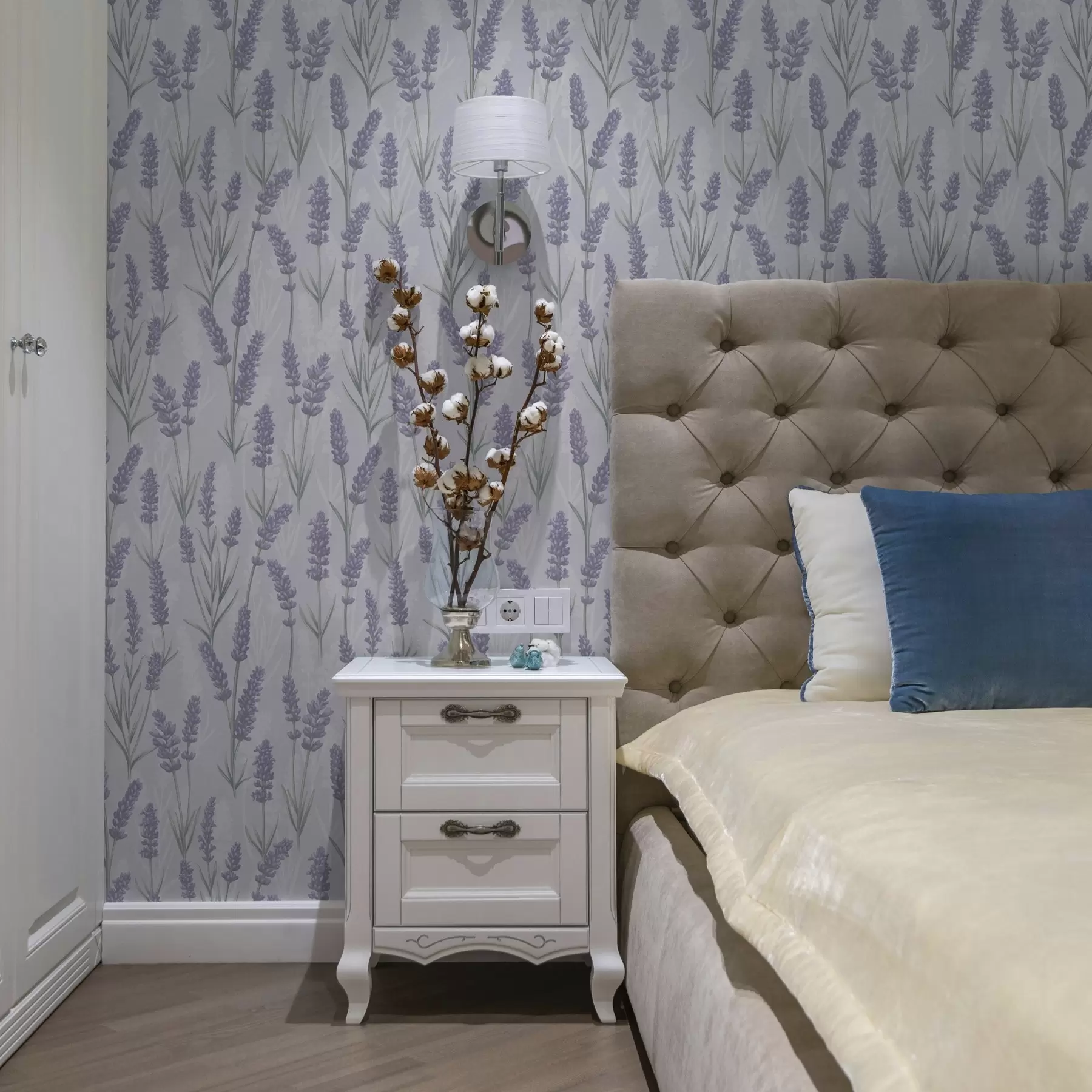 Wall Mural Photo Wallpaper Lavender sprigs in a pale purple watercolor palette a00447