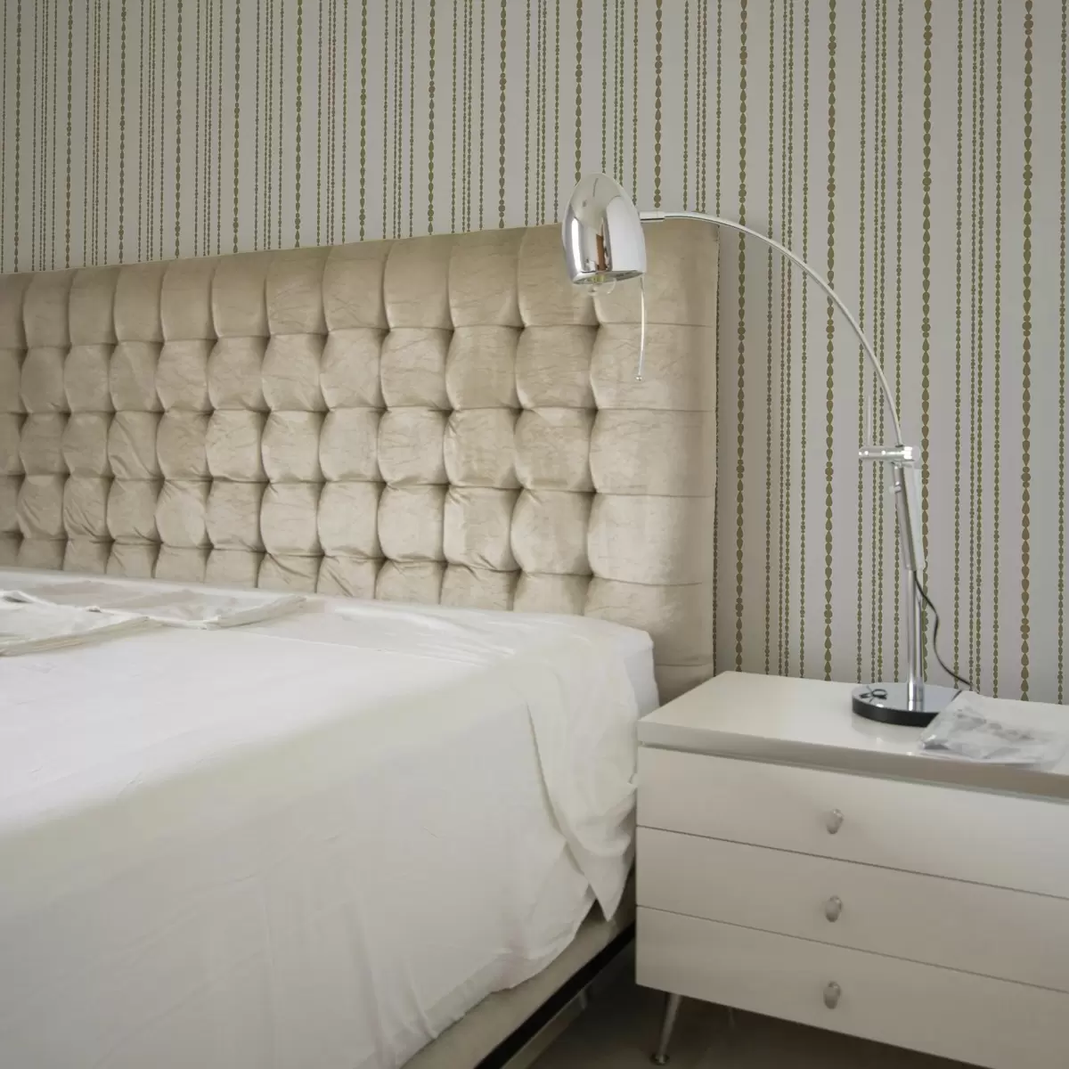 Papel pintado Patrón minimalista en forma de gotas amarillas en una franja vertical. a00448