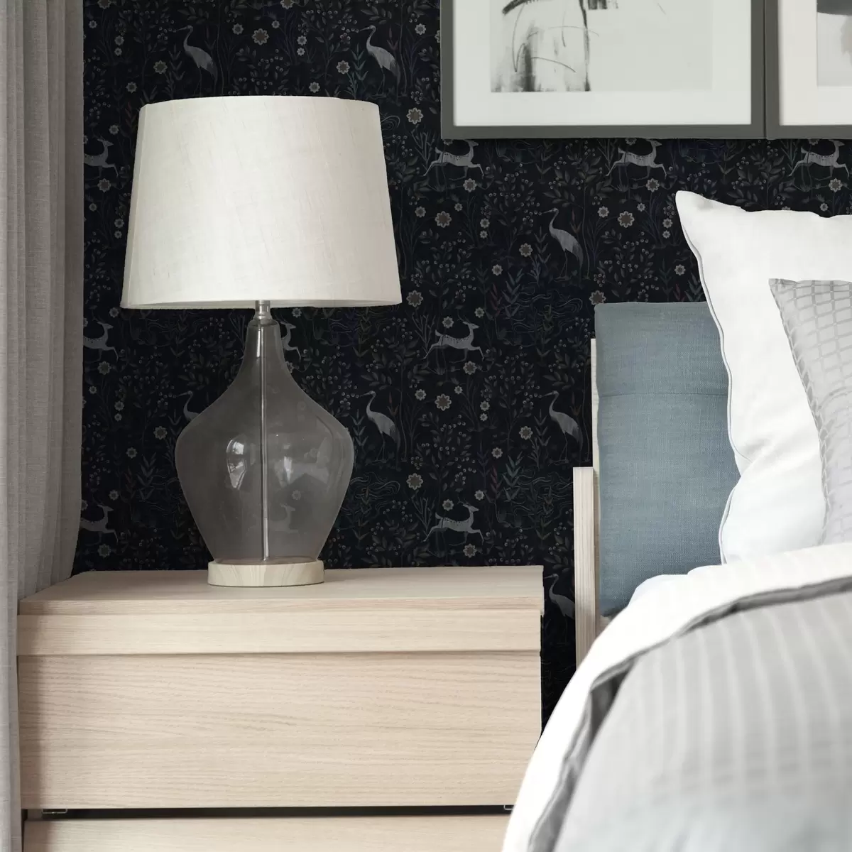 Papier peint Fond sombre avec oiseaux et cerfs blancs a00363