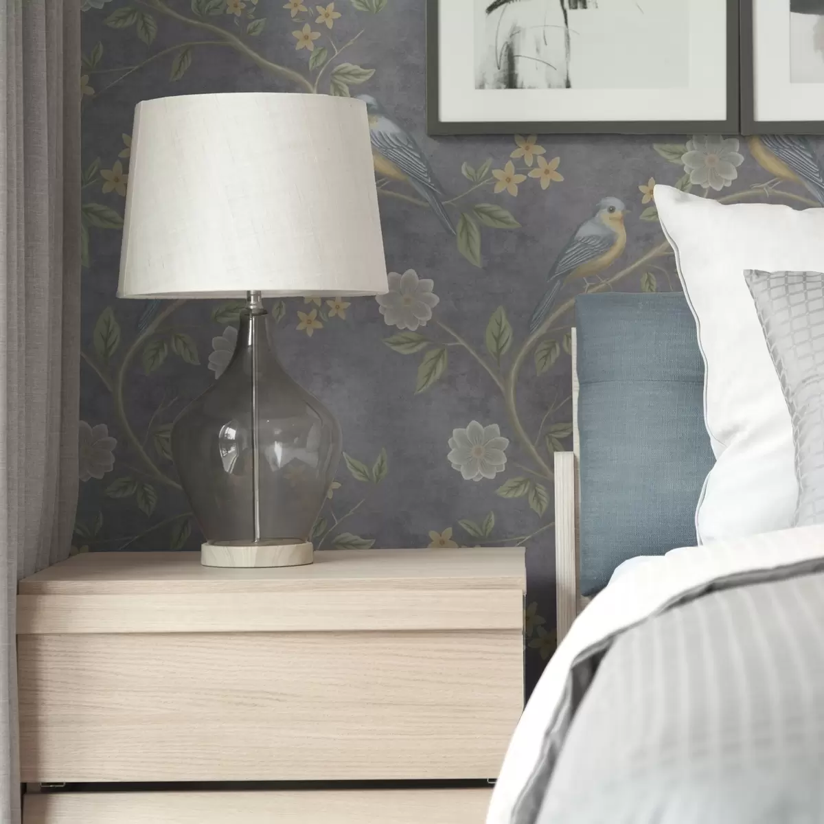 Papier peint Oiseaux sur des branches parmi des fleurs sur fond gris a00483