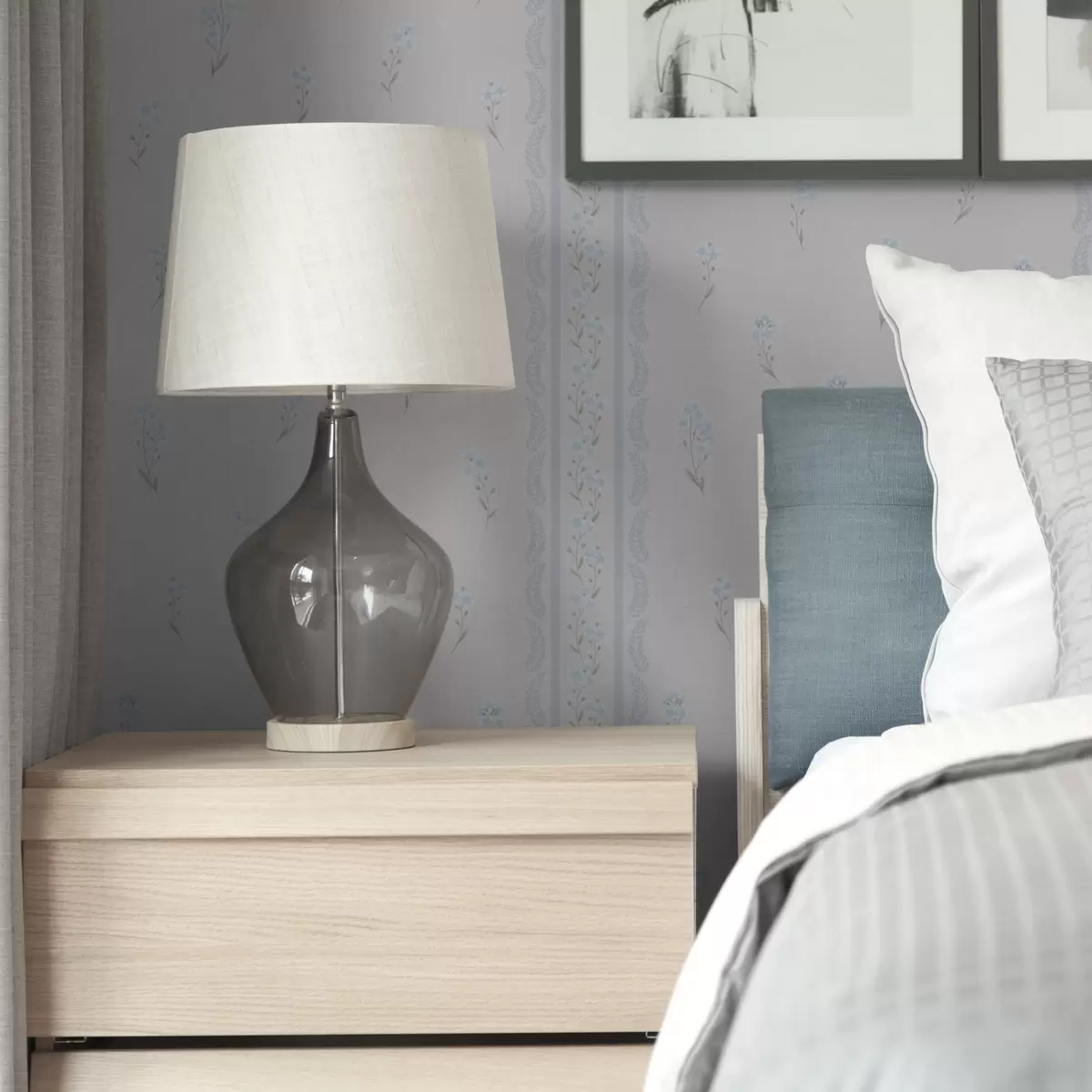 Wallpaper White background with blue flowers and decorative stripe a00484v1