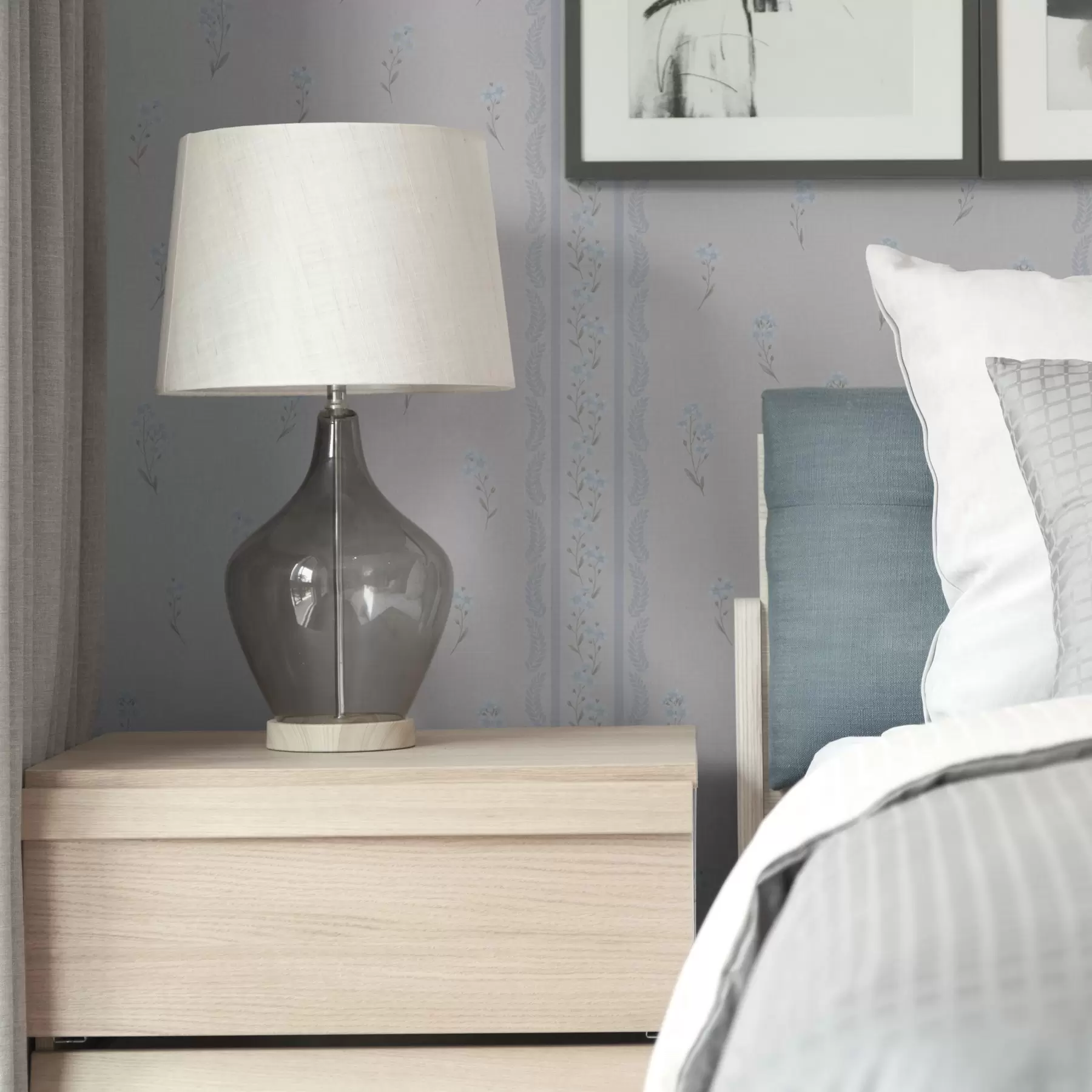 murales Fondo blanco con flores azules y raya decorativa a00484v1