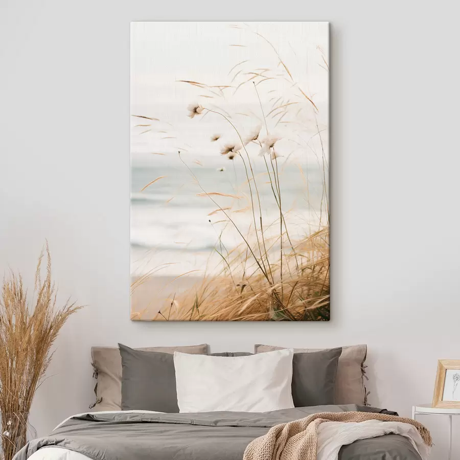 murales Un poco de hierba de algodón y otra hierba seca delante de un mar borroso, paleta de colores suaves y apagados s45562