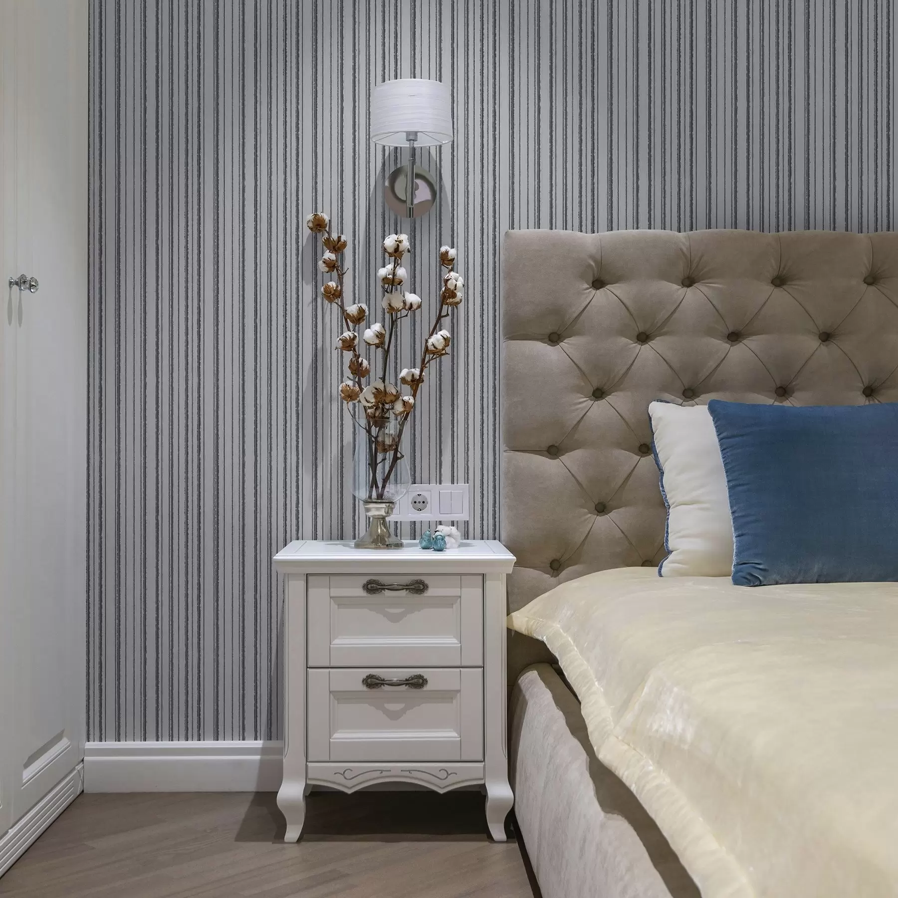 Wall Mural Photo Wallpaper Gray vertical stripes on a white background a00507