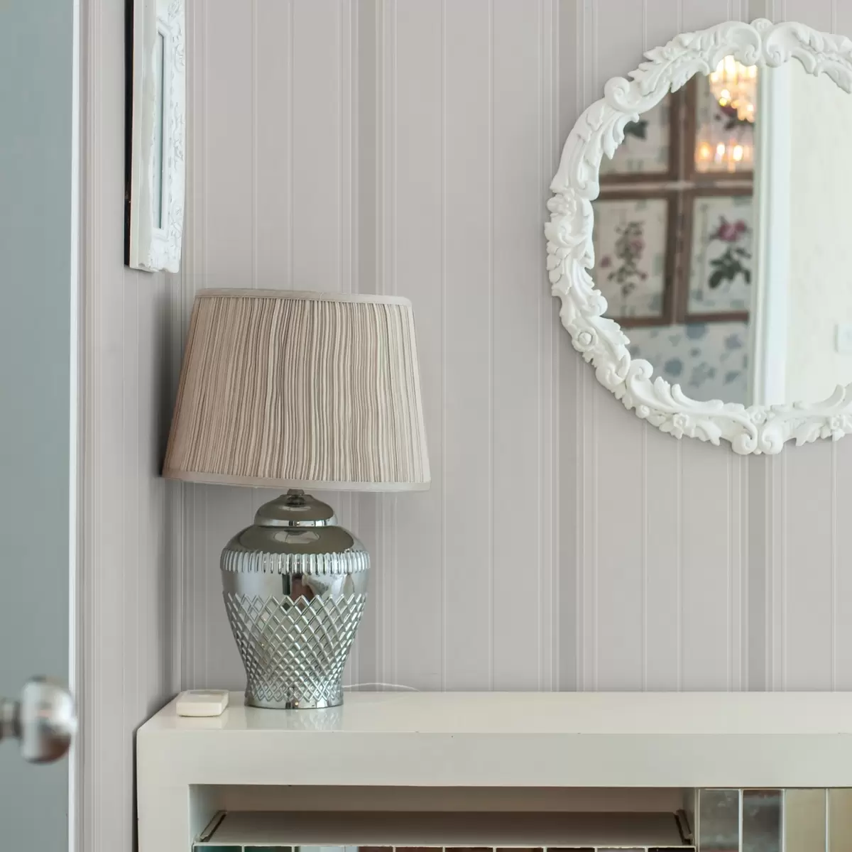 Papier peint Fond beige avec des rayures fines et moyennes de couleur gris-blanc a00559