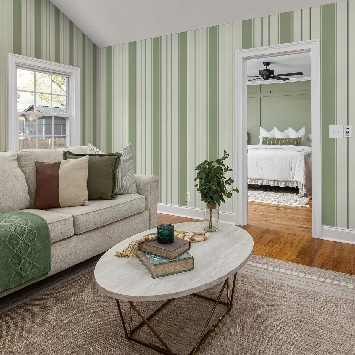 Papier peint Fond crème avec de larges rayures vert clair a00561