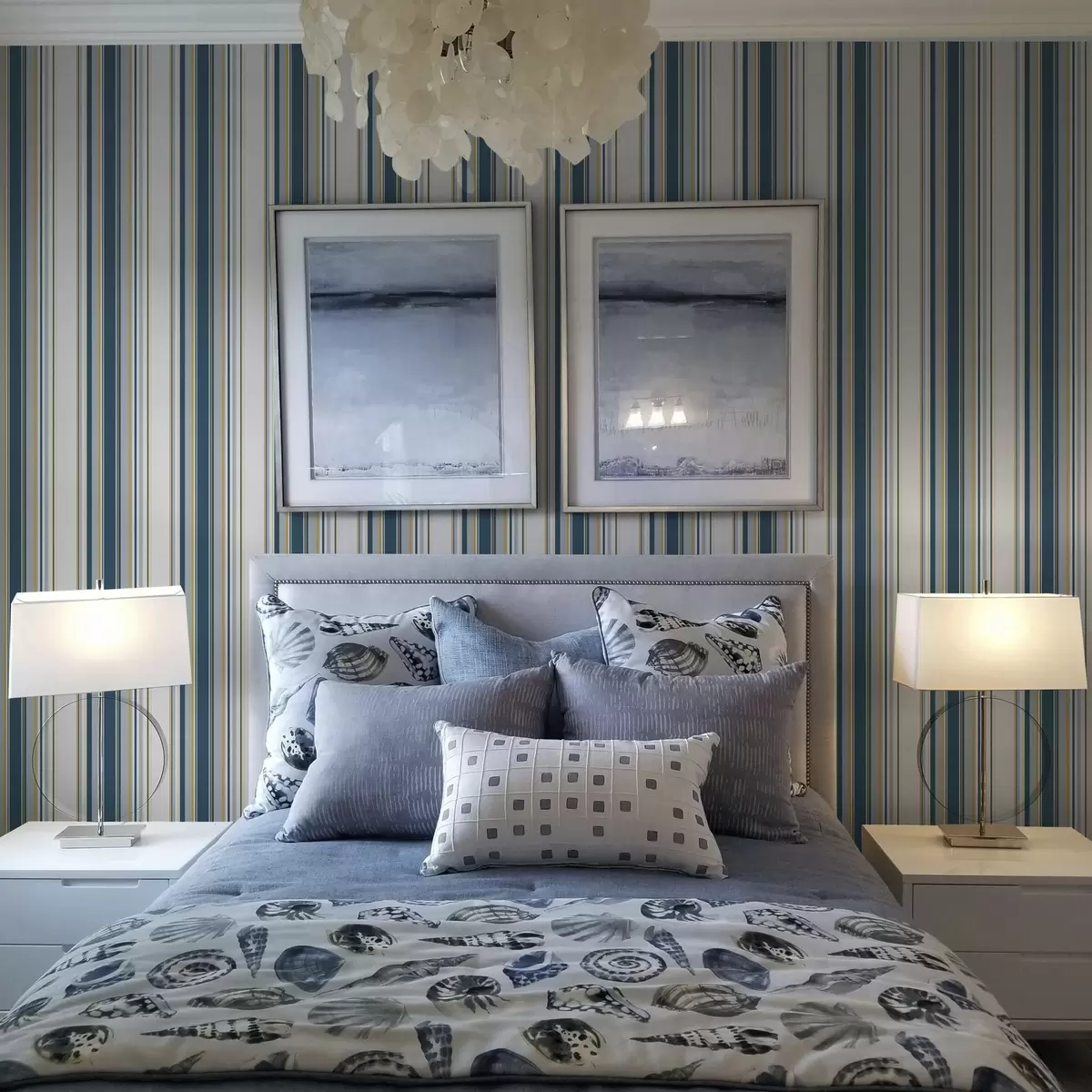 Wallpaper Contrasting blue and yellow stripes on a white background a00566