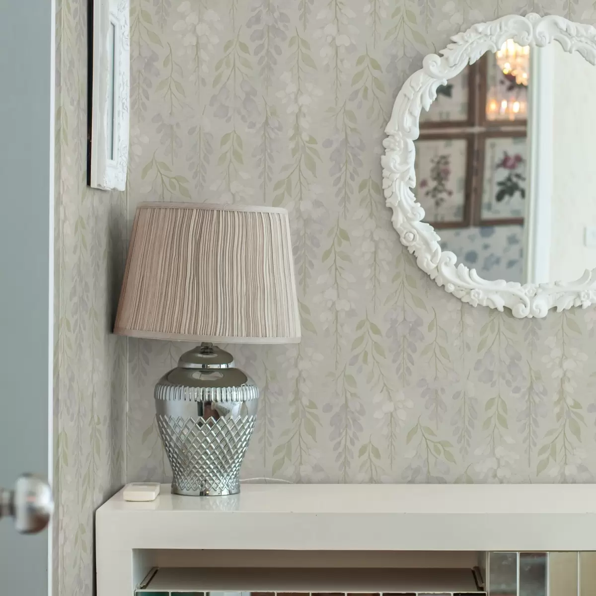 Wallpaper Trailing lavender wisteria on a mint-green background a00593