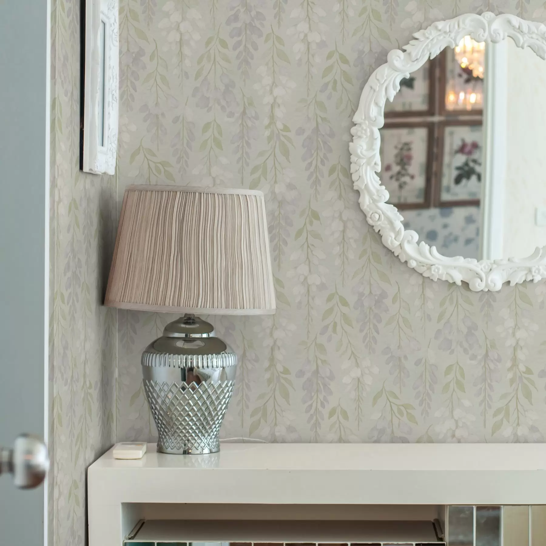 murais de parede Glicínias lavanda pendentes sobre um fundo verde menta a00593