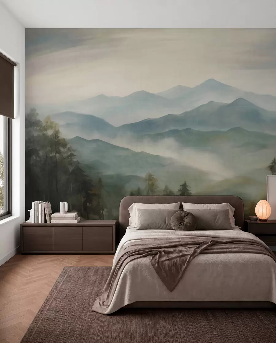 peintures murales Chaîne de montagnes brumeuse avec des arbres, du brouillard, un ciel nuageux, des couleurs sourdes, style peinture paysagère w09424