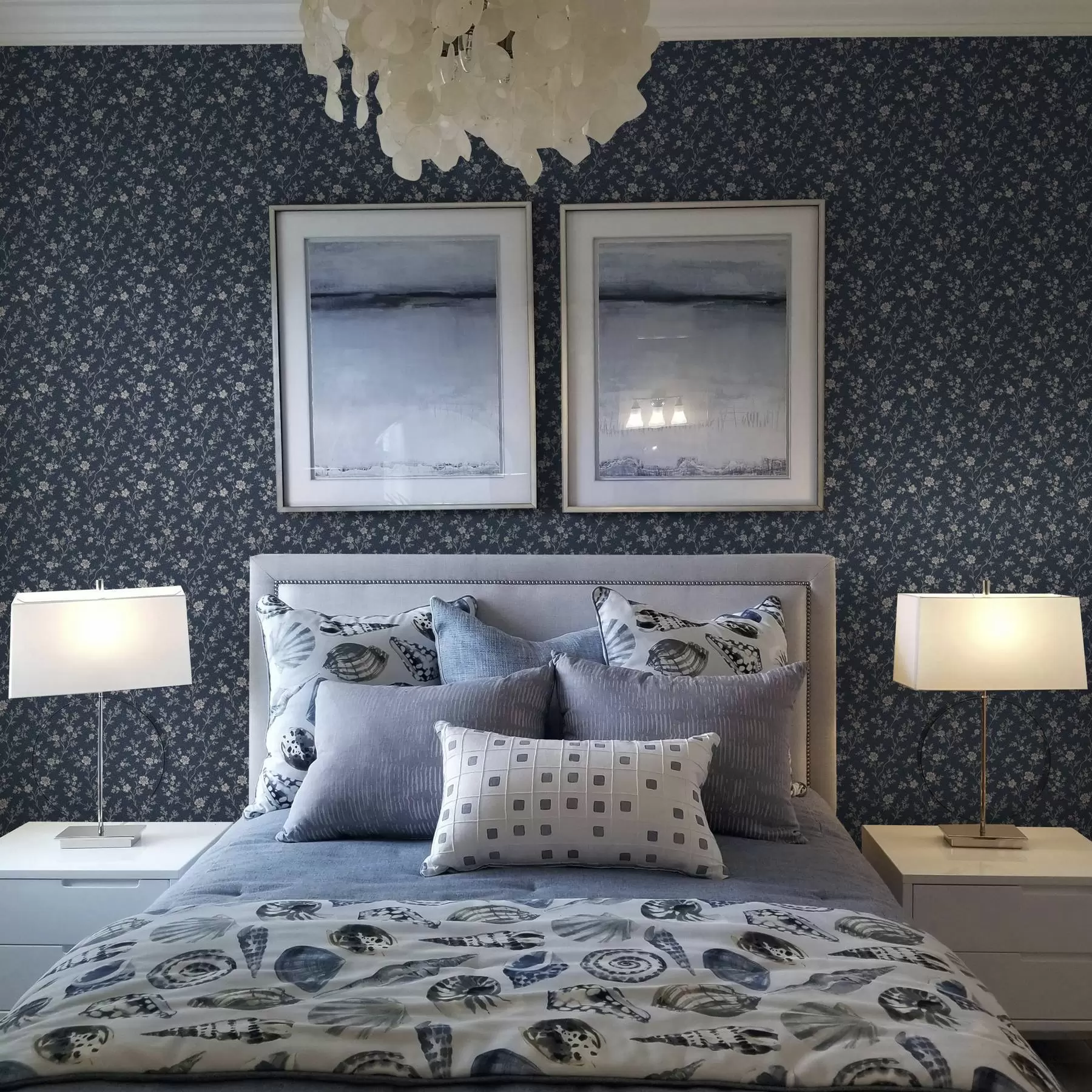 murales Fondo azul marino oscuro con finas ramas y flores de color beige a00612