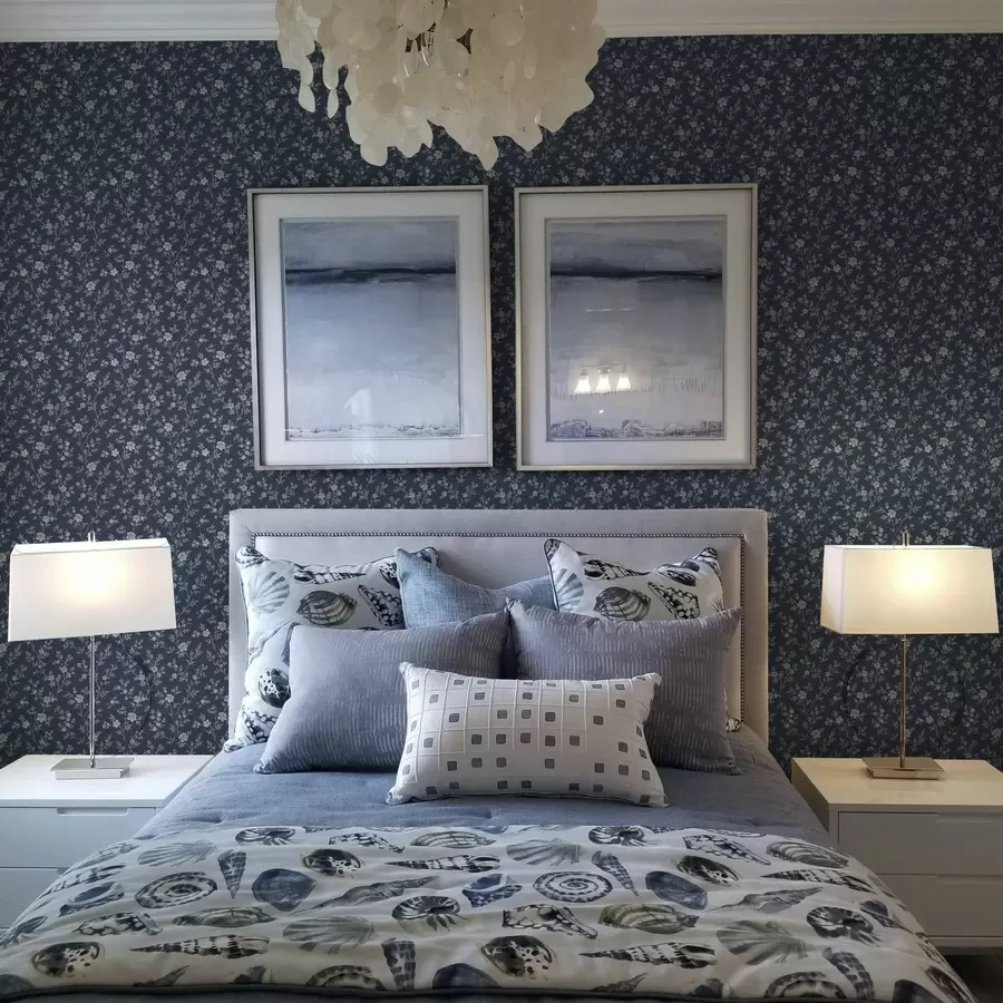 murales Fondo azul marino oscuro con finas ramas y flores de color beige a00612