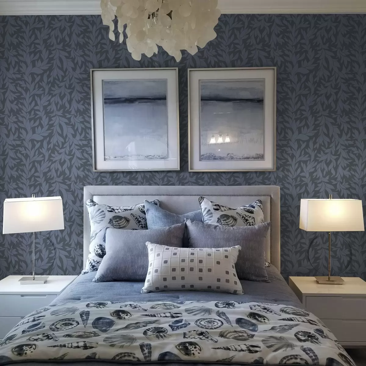 Papier peint Fond bleu graphite et feuilles bleues, trait texturé a00616v2