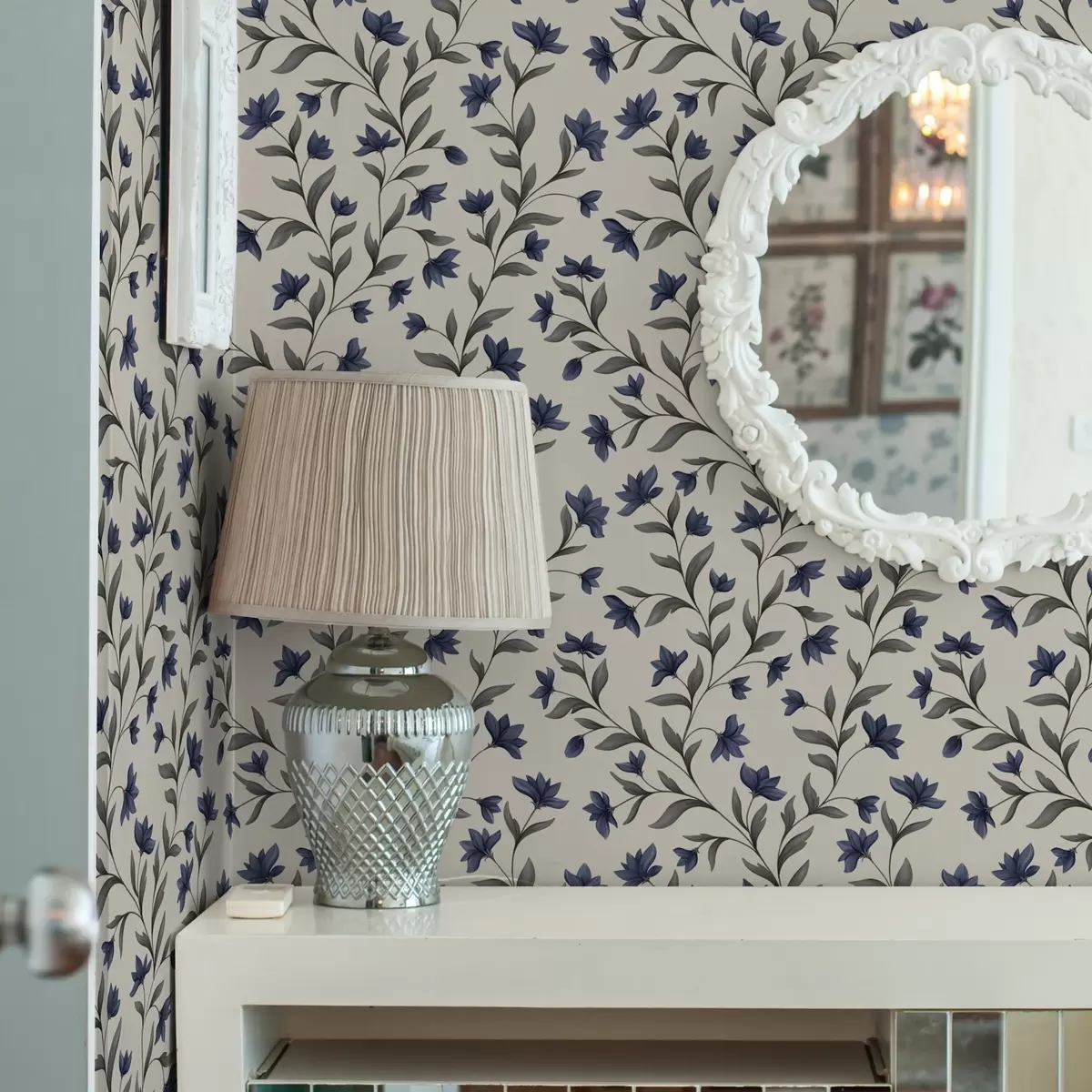 Papel pintado Campanillas y vegetación gris sobre un fondo claro a00622v1