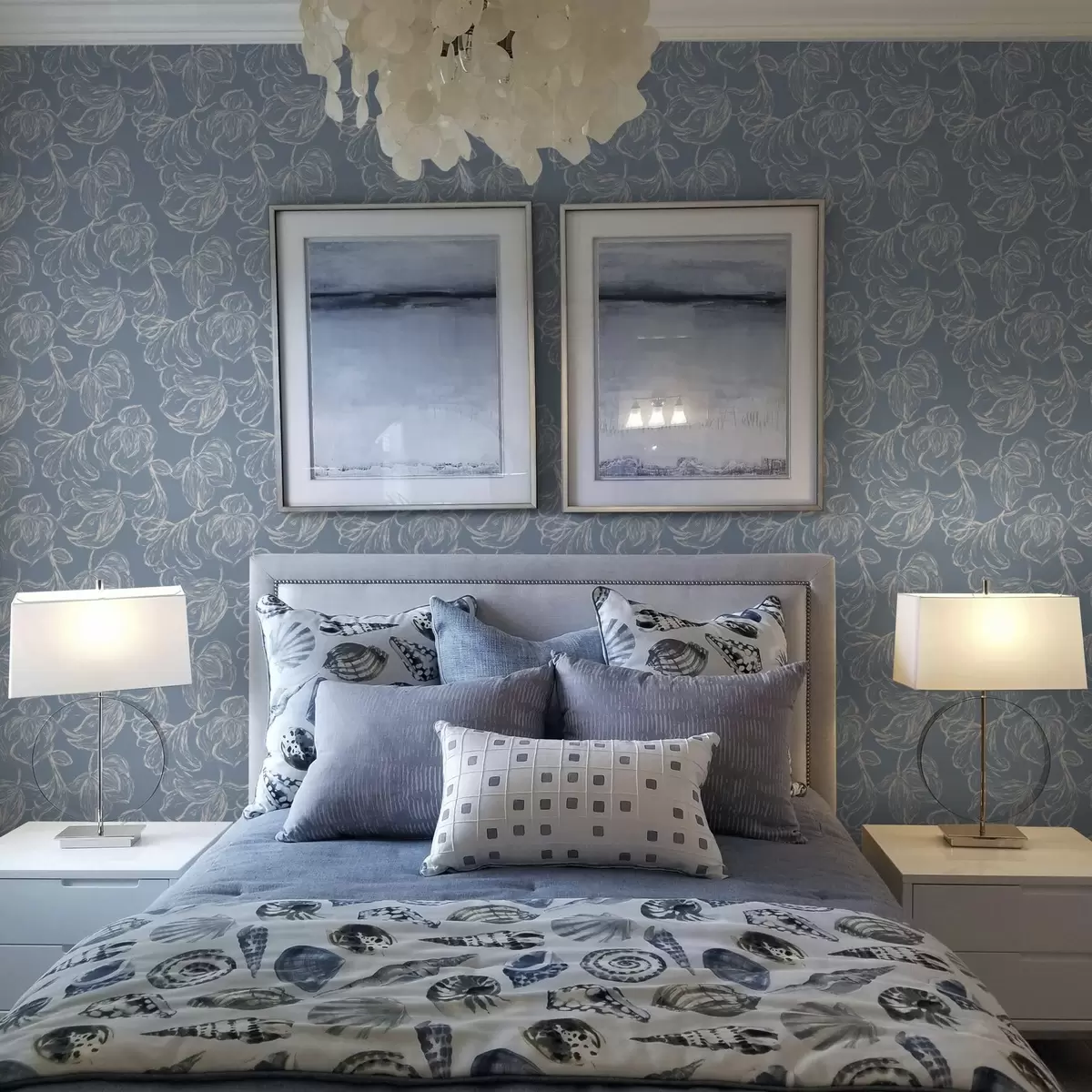 Wallpaper Light blue background with chalky outline flowers a00625v3