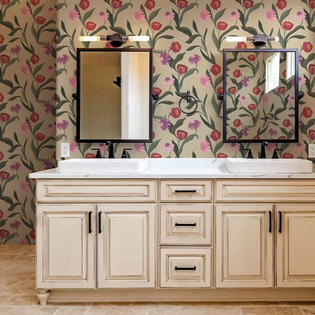 Papel pintado Flores de color rosa rojizo sobre fondo beige, textura dibujada a mano a00631