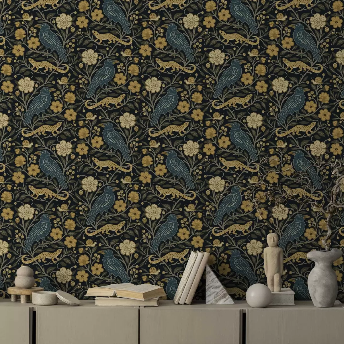 Papier peint Oiseaux, lézards et escargots parmi les fleurs sur fond sombre a00691