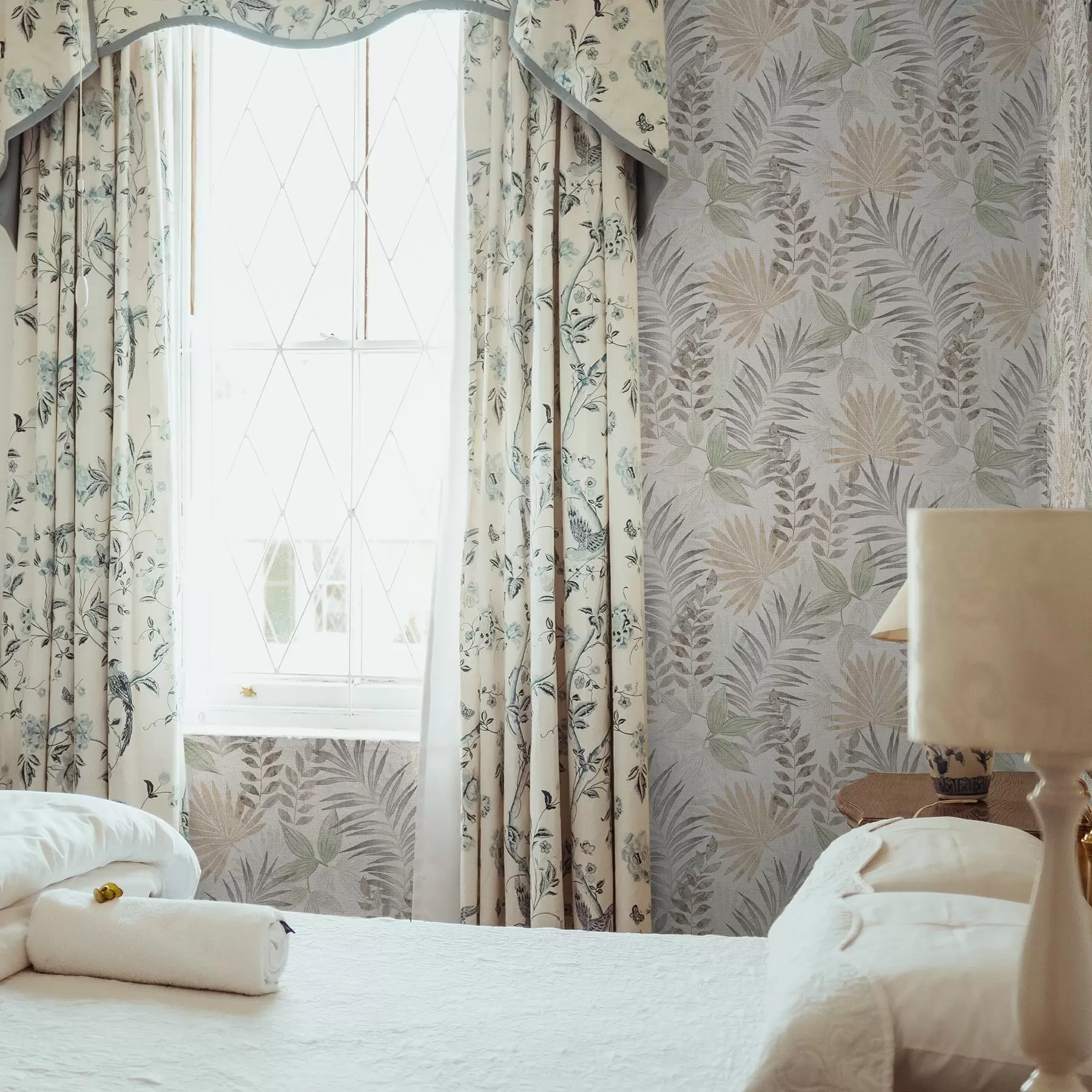 murales Hojas tropicales en tonos pastel sobre un fondo claro, textura sutil a00725