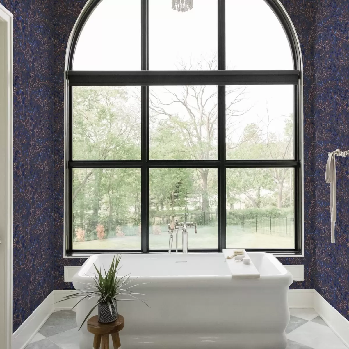 Papel pintado Ramitas de color rosa-marrón y bayas azules sobre fondo grafito a00787