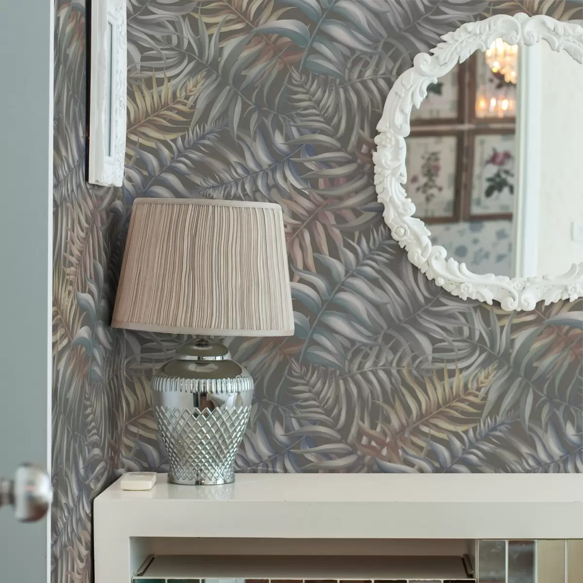 Wallpaper Layered palm leaves in muted tones a00789