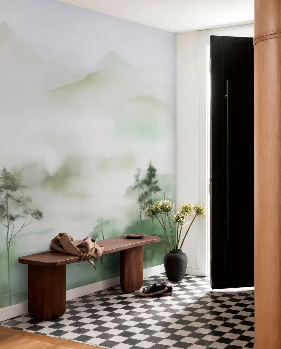 peintures murales Paysage brumeux avec de grands arbres et des montagnes aux tons verts et gris discrets, style minimaliste, texturé w09469