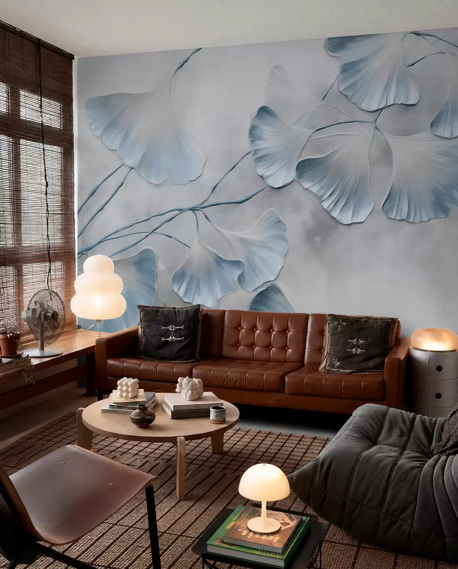 peintures murales Feuilles de ginkgo biloba aux bords bleus sur une branche, fond texturé gris, design élégant et minimaliste w09472v1