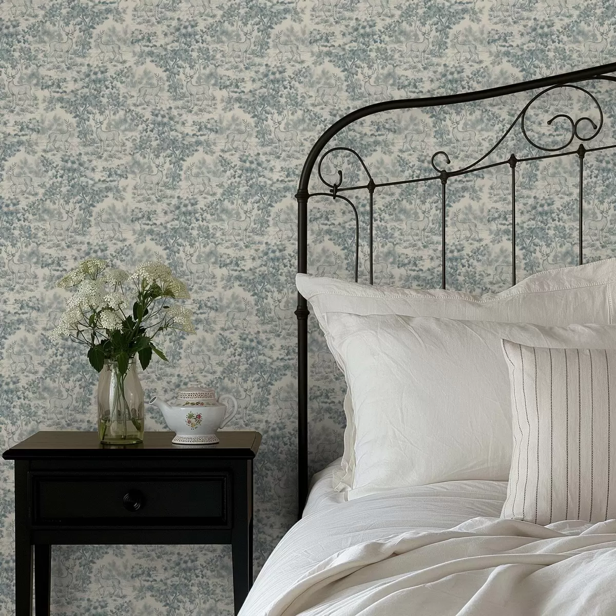 Papier peint Scène monochrome avec des cerfs dans la forêt a00748