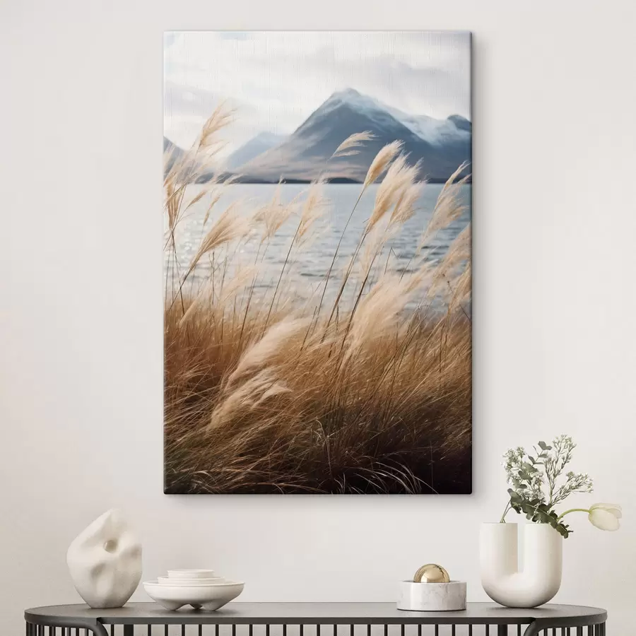 murales Hierba de la pampa con un lago y montañas al fondo, iluminación suave, colores apagados, estilo naturalista s46283