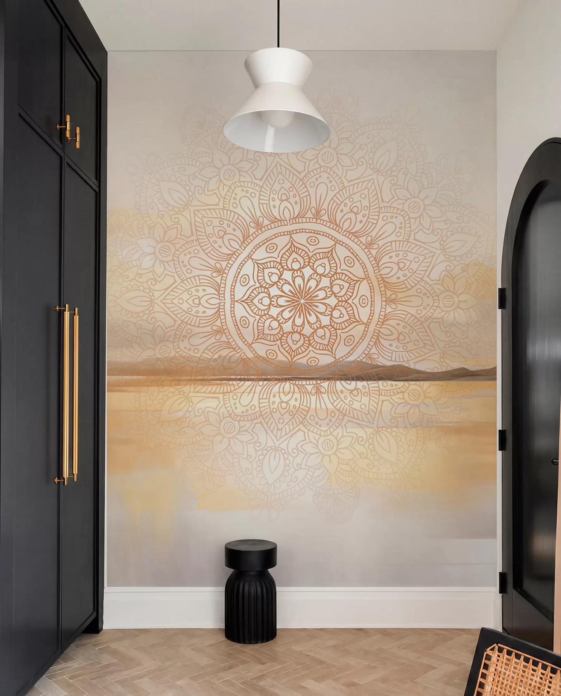 peintures murales Motif mandala symétrique texturé superposé à un paysage représentant la mer, des collines et le ciel, dans des couleurs pastel douces w09491