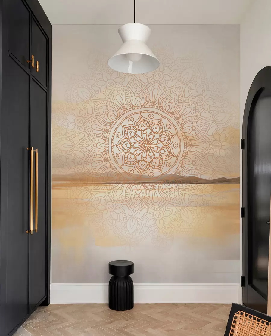 peintures murales Motif mandala symétrique texturé superposé à un paysage représentant la mer, des collines et le ciel, dans des couleurs pastel douces w09491
