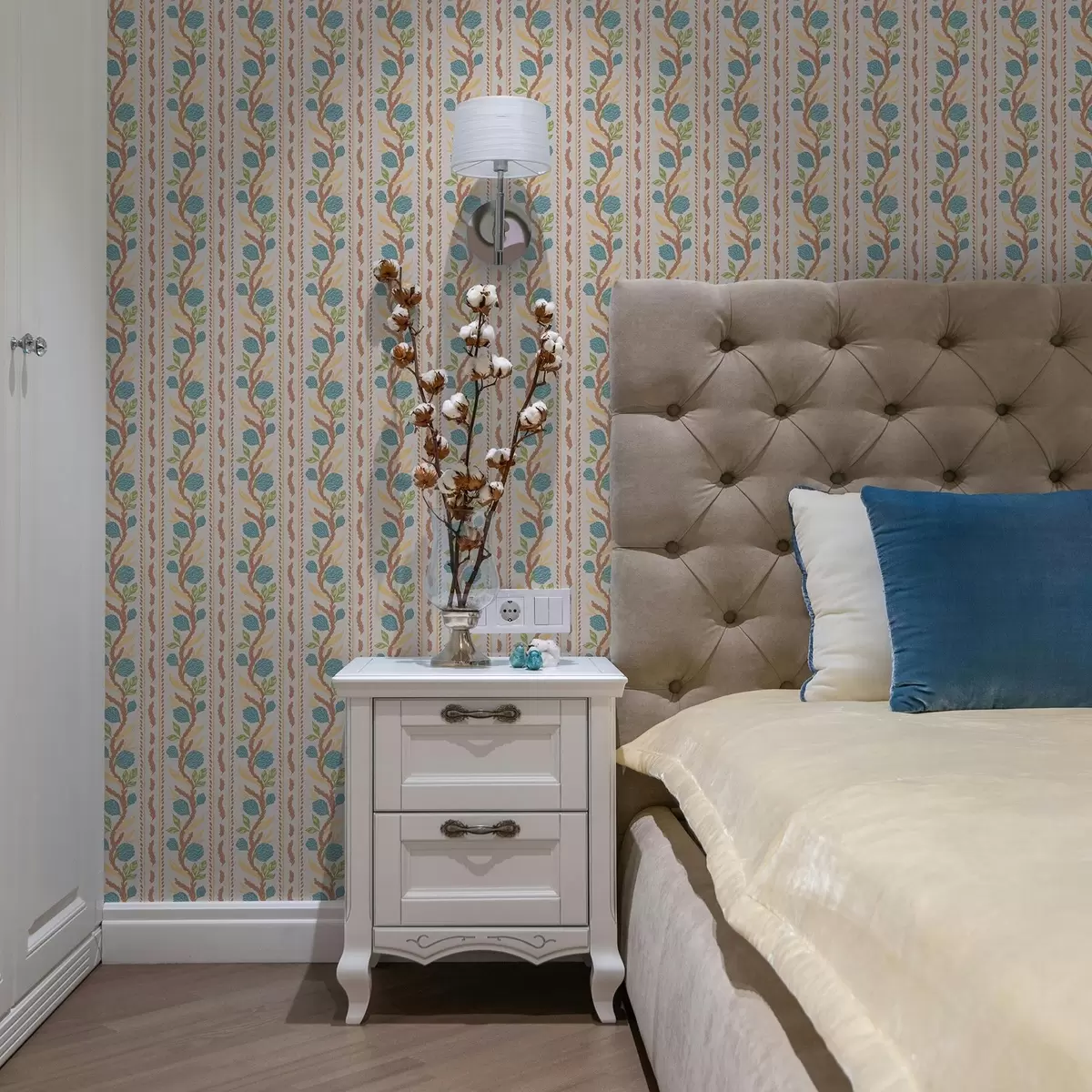 Papier peint Rayures verticales en bouquet avec des fleurs bleues sur un fond chaud a00816v3