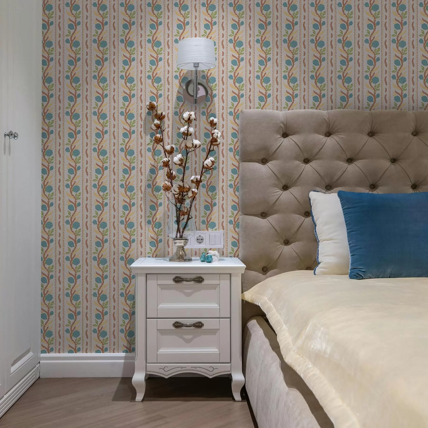 Wall Mural Photo Wallpaper Vertical bouquet stripes with blue flowers on a warm ground a00816v3