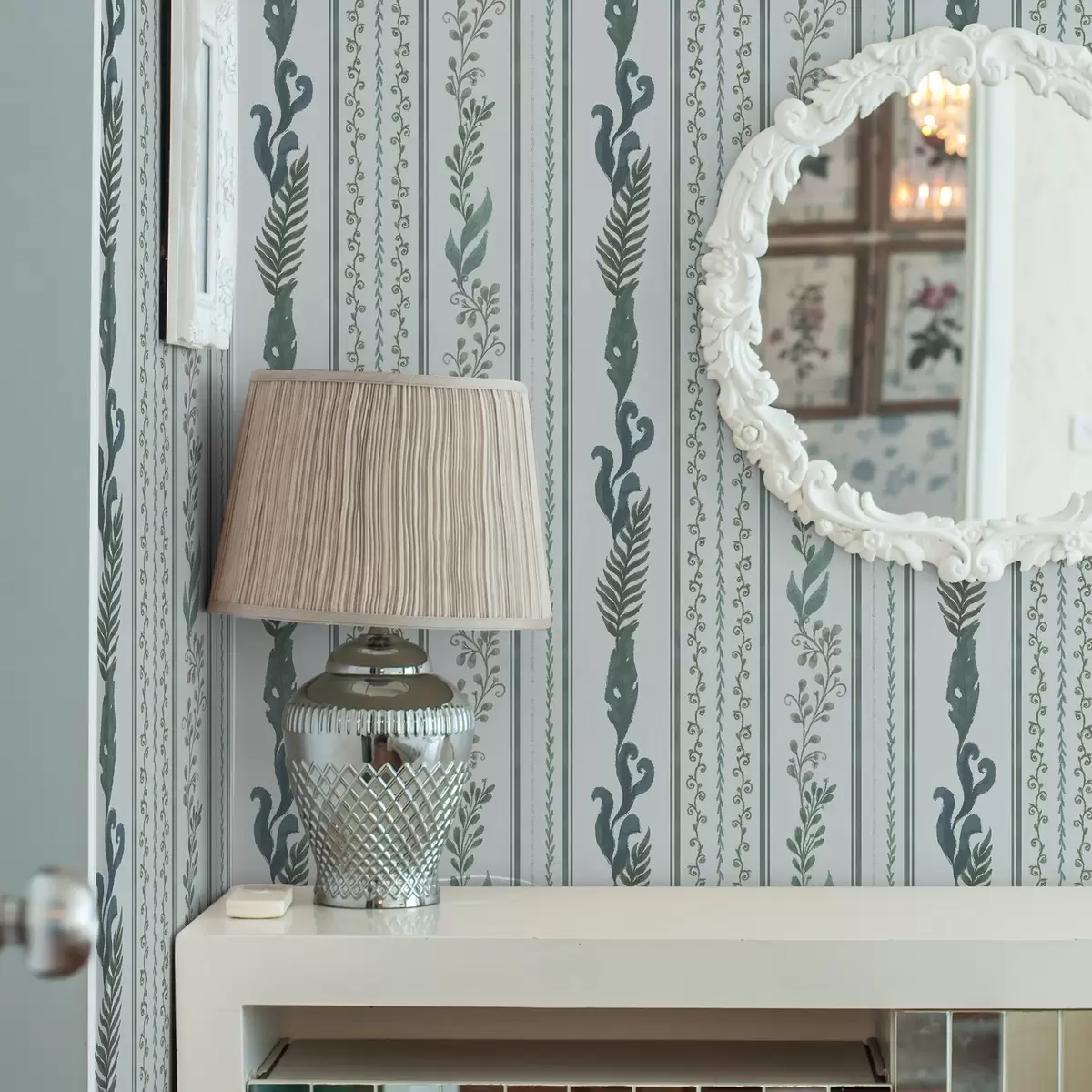 Papier peint Rayures avec branches et boucles sur fond bleu clair froid a00823v1