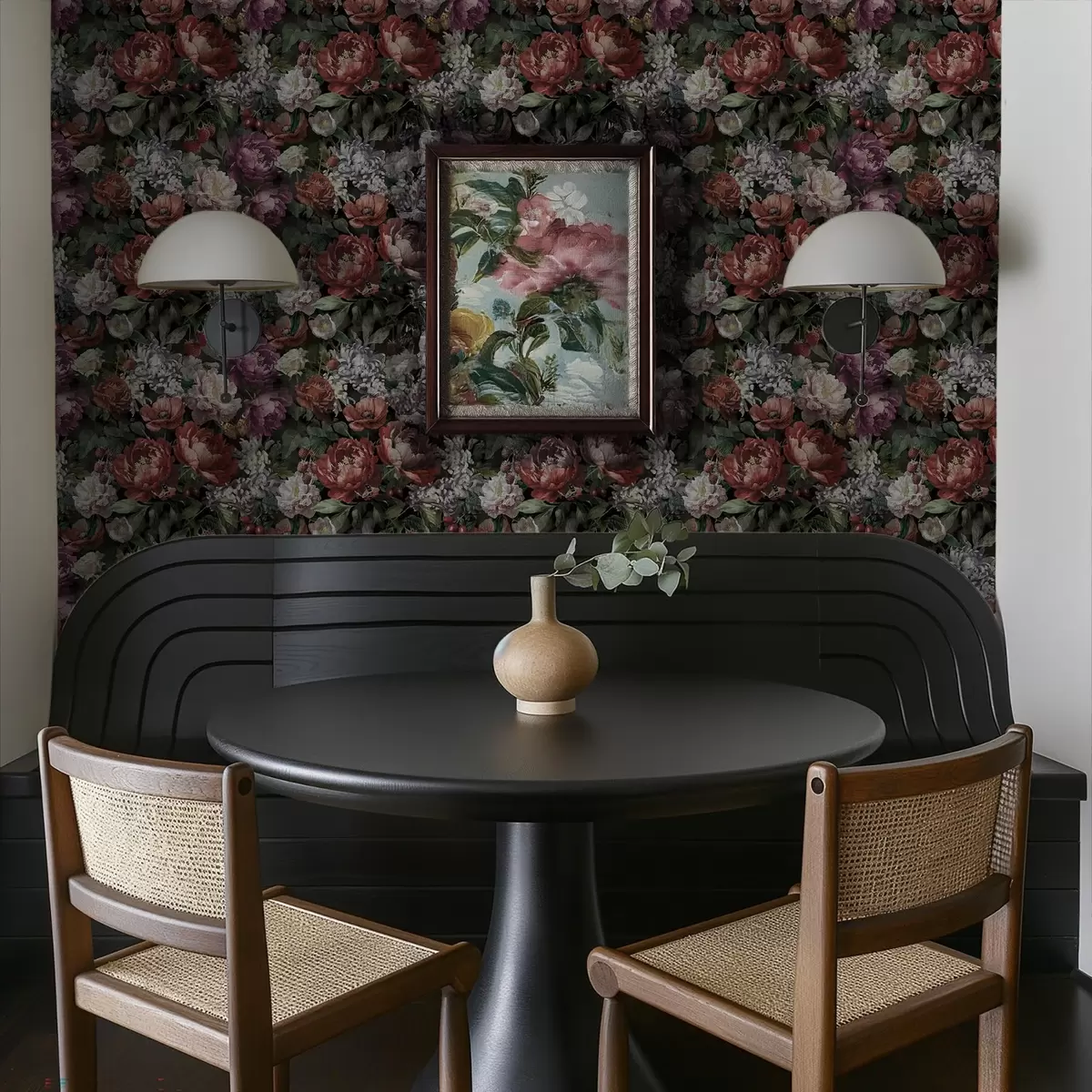 Papel pintado Peonías oscuras y dramáticas, bayas y mariposa sobre fondo negro. a00862