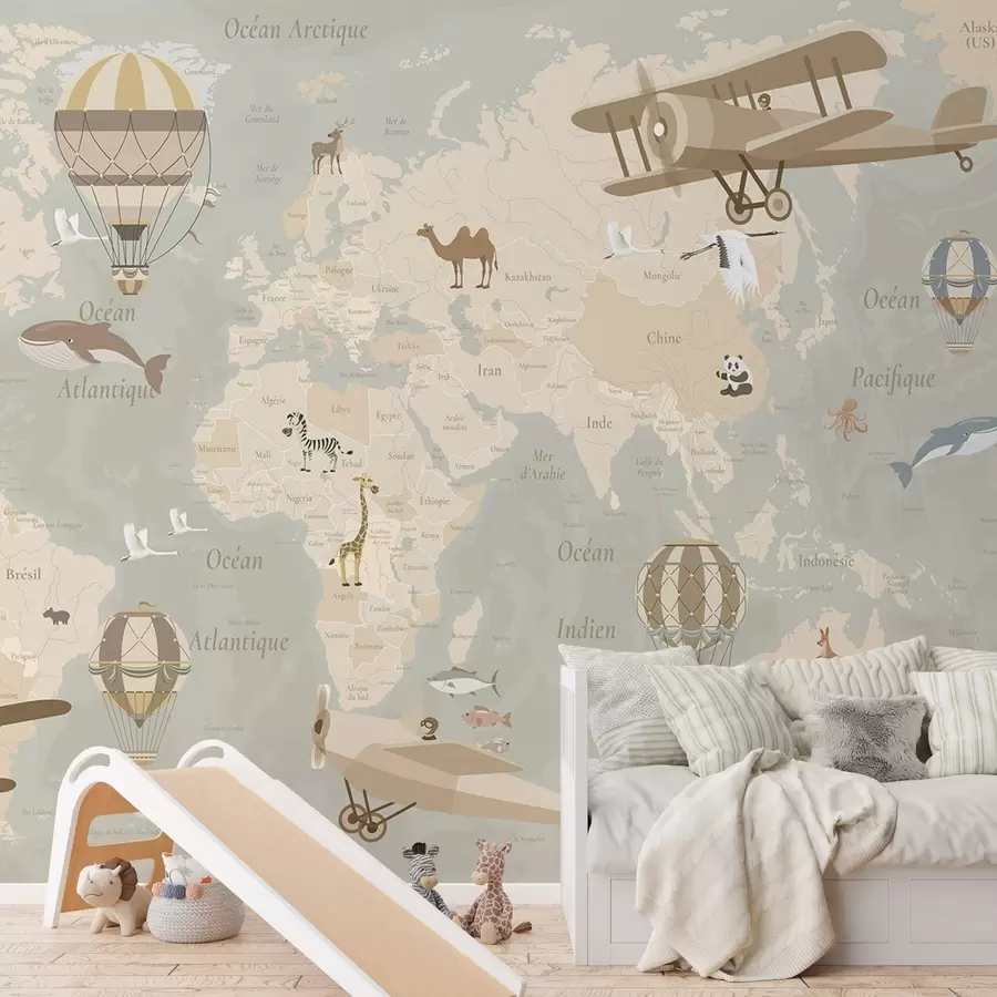 peintures murales Carte du monde pour enfants avec des animaux, des avions et des montgolfières. En français. Couleur beige. c00003fr