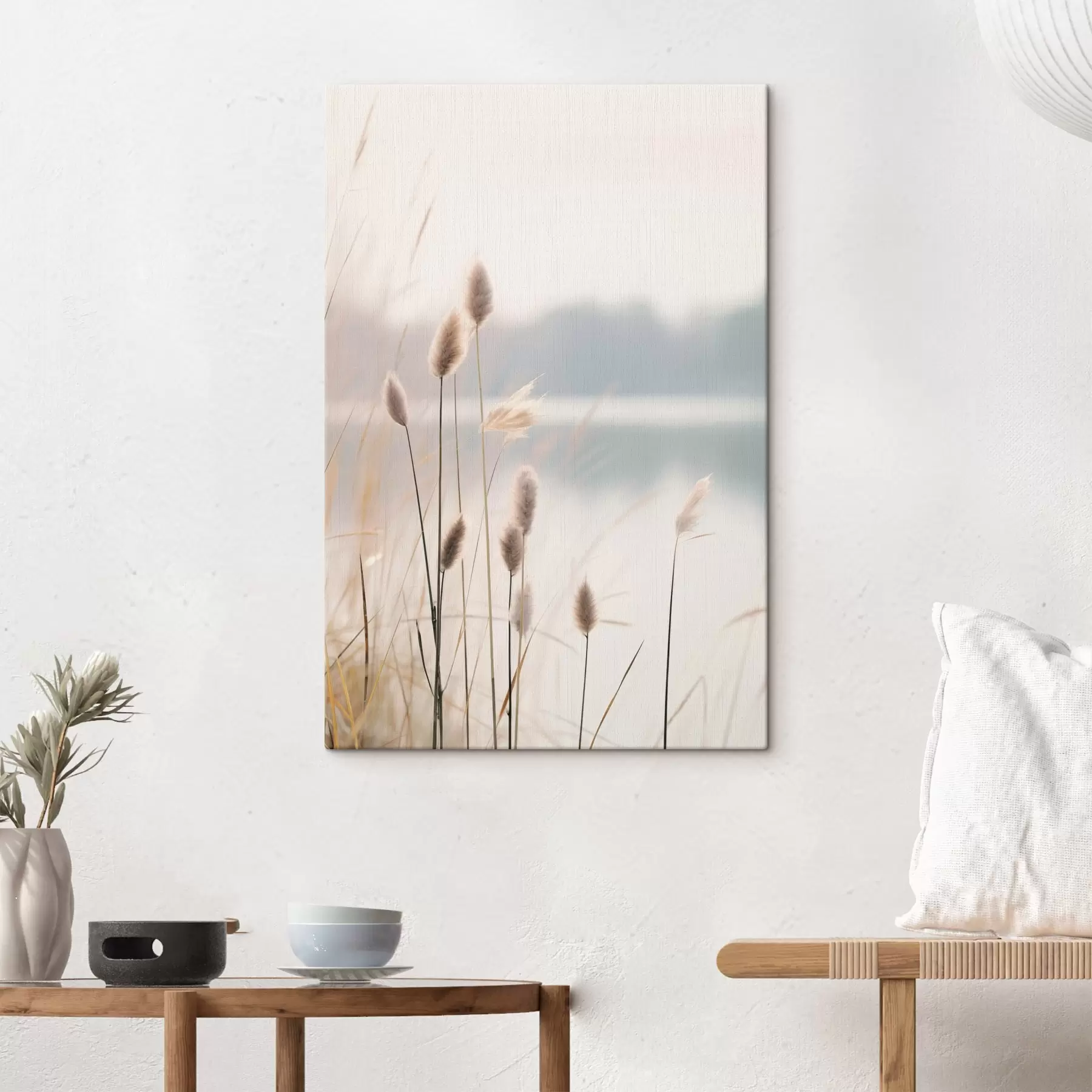 murales Cañas suaves junto a la orilla brumosa de un lago, tonos beige pastel s46504