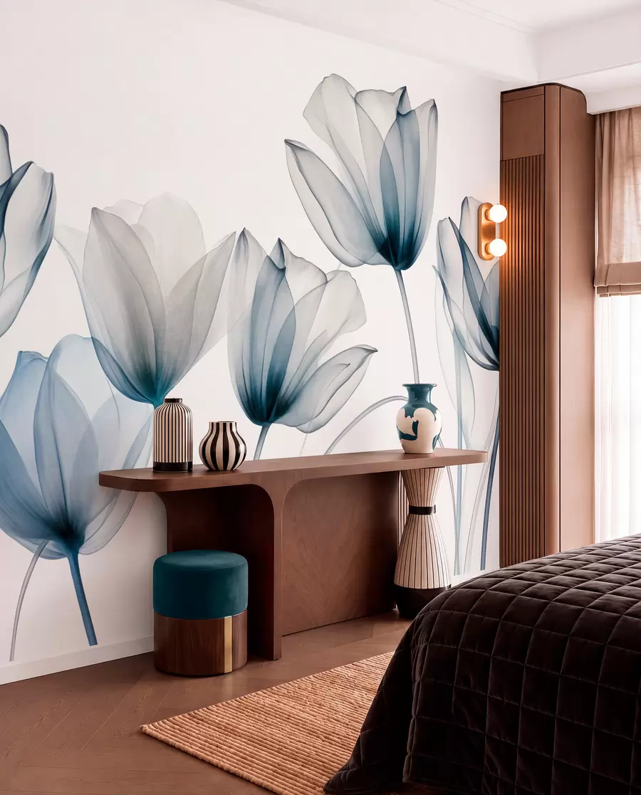 peintures murales Fleurs de tulipes bleues et blanches translucides à longues tiges, sur fond clair, art floral délicat et texturé w09538